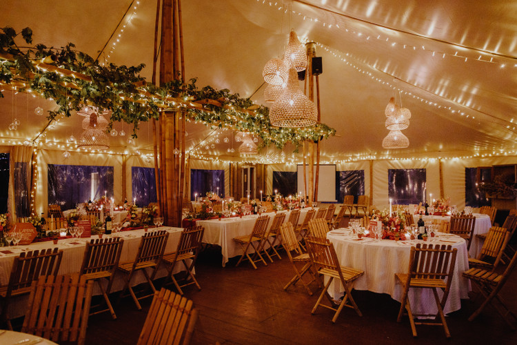 Dîner de mariage sous le chapiteau en bambou du Domaine de Petiosse