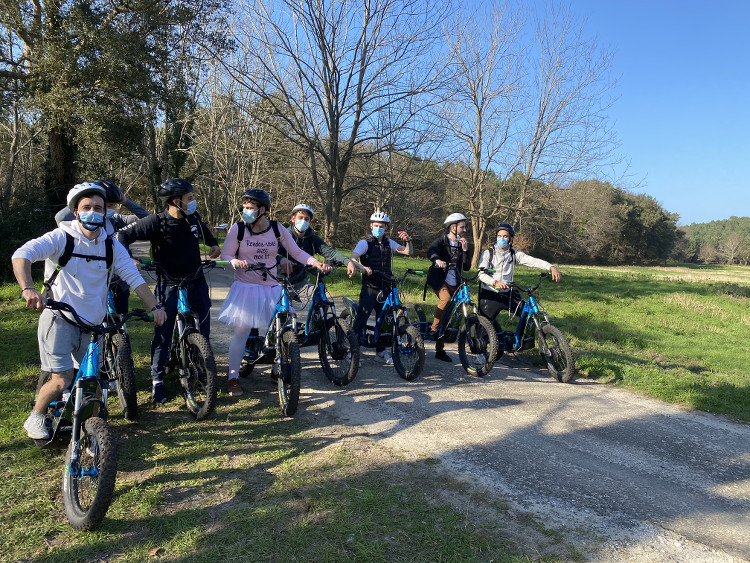 Groupe en trottinette tout terrain