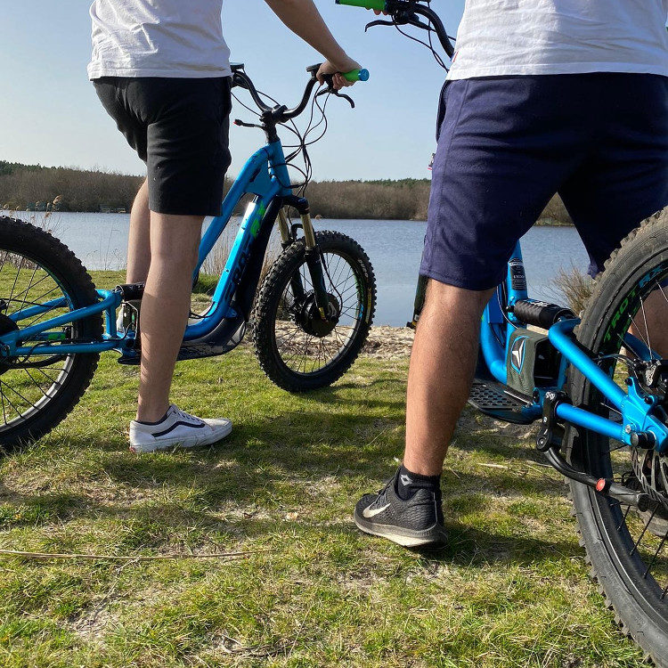 2 hommes sur les trottinettes de Trott'in Landes