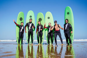 groupe d'adultes apprenant le surf avec l'école Soonline