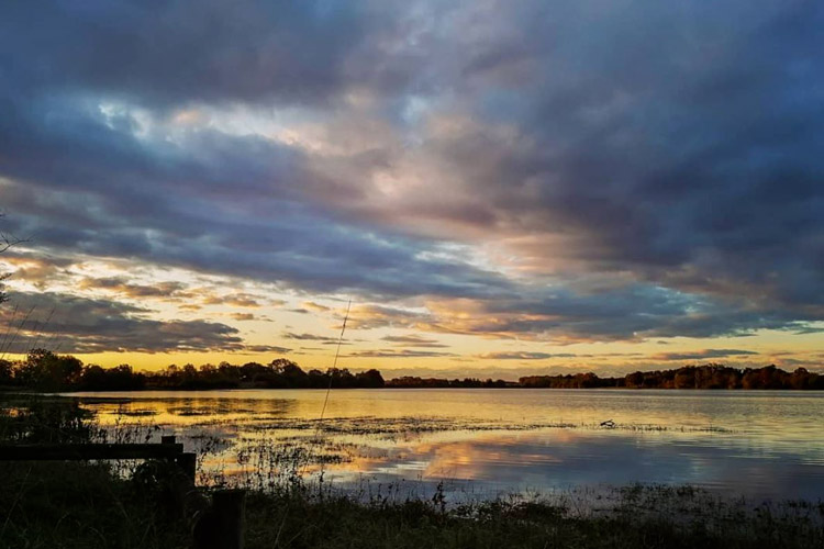 Lac de Miramont-Sensacq dans les Landes