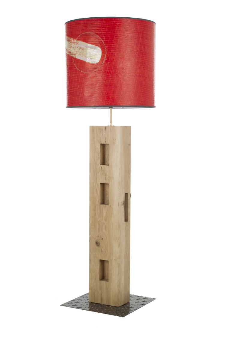 lampe sur pied en bois et voile de bateau créée par Oèst