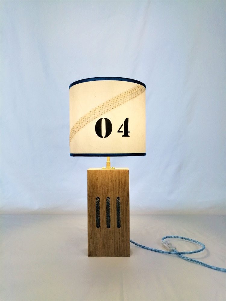 lampe en bois et voile de bateau créée par Oèst