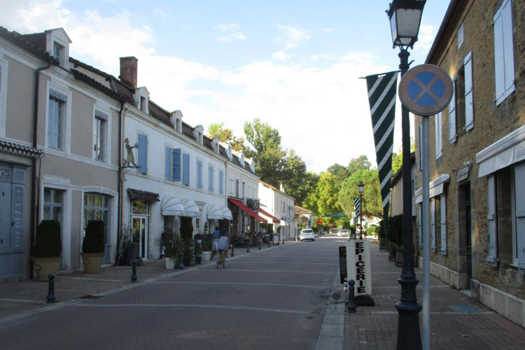 Vue de la rue principale d'Eugénie les Bains