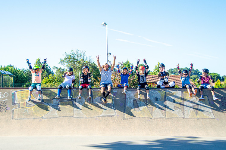 groupe d'enfants au skatepark