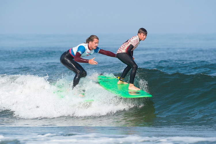 enfant apprenant à faire du surf à l'école Soonline