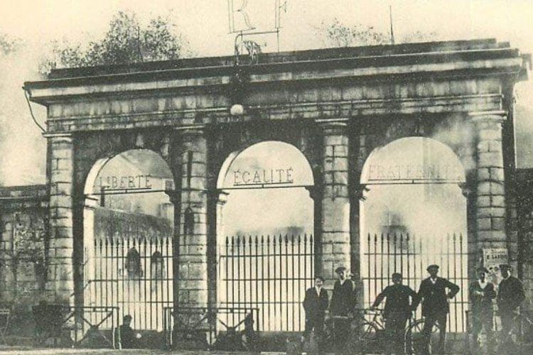 Vue de l'ancienne fontaine chaude de la Nèhe