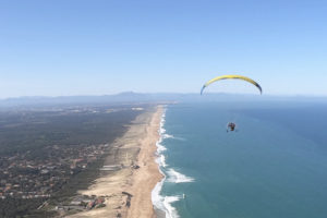 Paramoteur au dessus de la plage