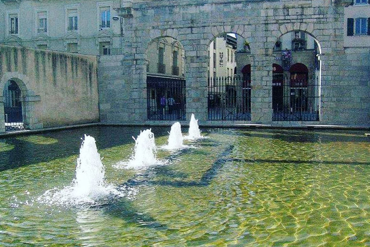 Vue de l'intérieur de la fontaine chaude de la nèhe à Dax