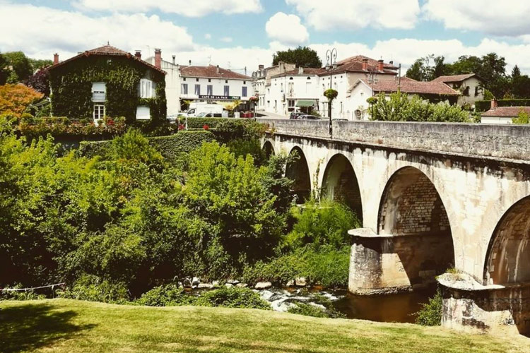 Vue du pont à Roquefort