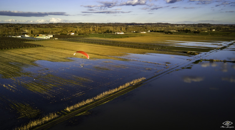 Vol en paramoteur au dessus de paysages inondés