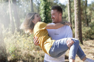 Couple dans la forêt portant des tee-shirts Pignada