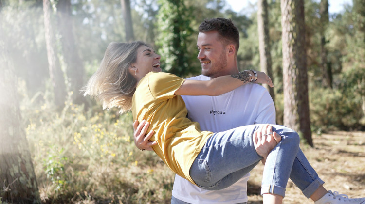 Couple dans la forêt portant des tee-shirts Pignada