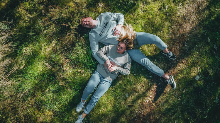 Couple dans la forêt portant des tee-shirts Pignada