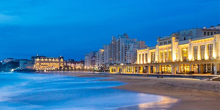 La grande Plage et le Casino de Biarritz de nuit