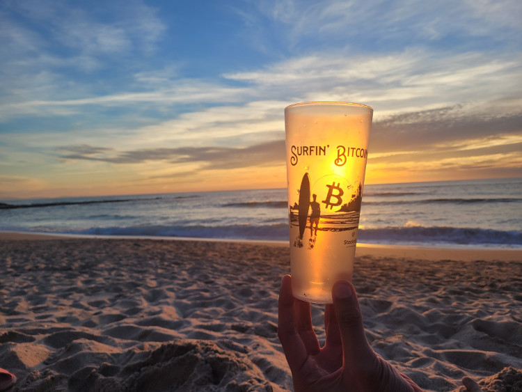 Verre Surfin' Bitcoin au coucher de soleil sur la plage