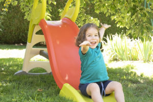 Enfant faisant du toboggan