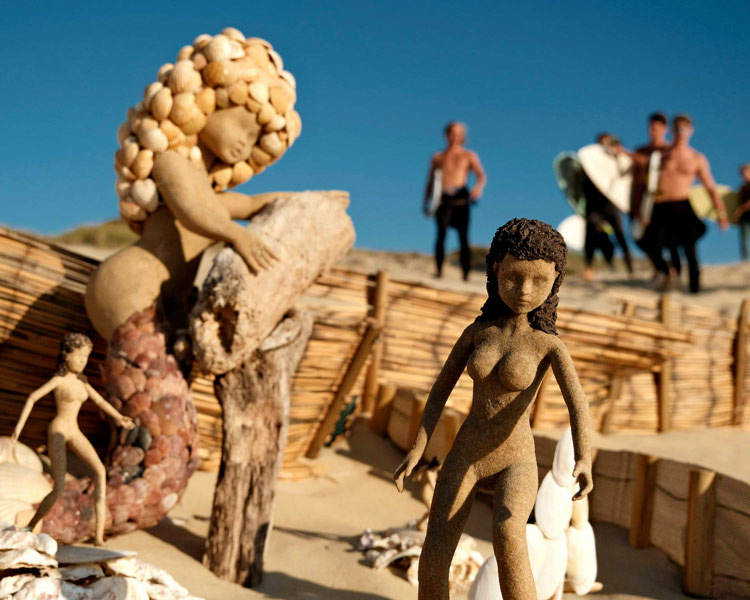 Vue de plusieurs sculptures sur la plage de Vieux-Boucau