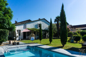 maison-du-pierrou-jardin-piscine-c