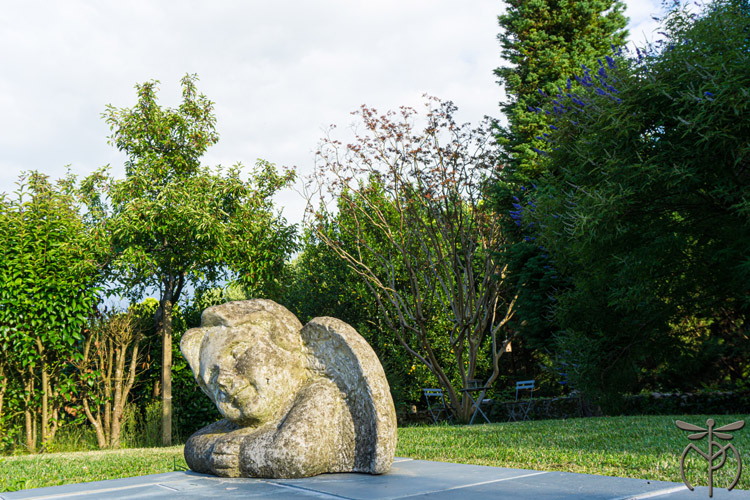 maison-du-pierrou-jardin-statue