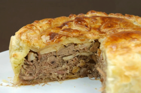 Tourte-au-confit-de-canard-foie-gras-et-champignons-des-bois