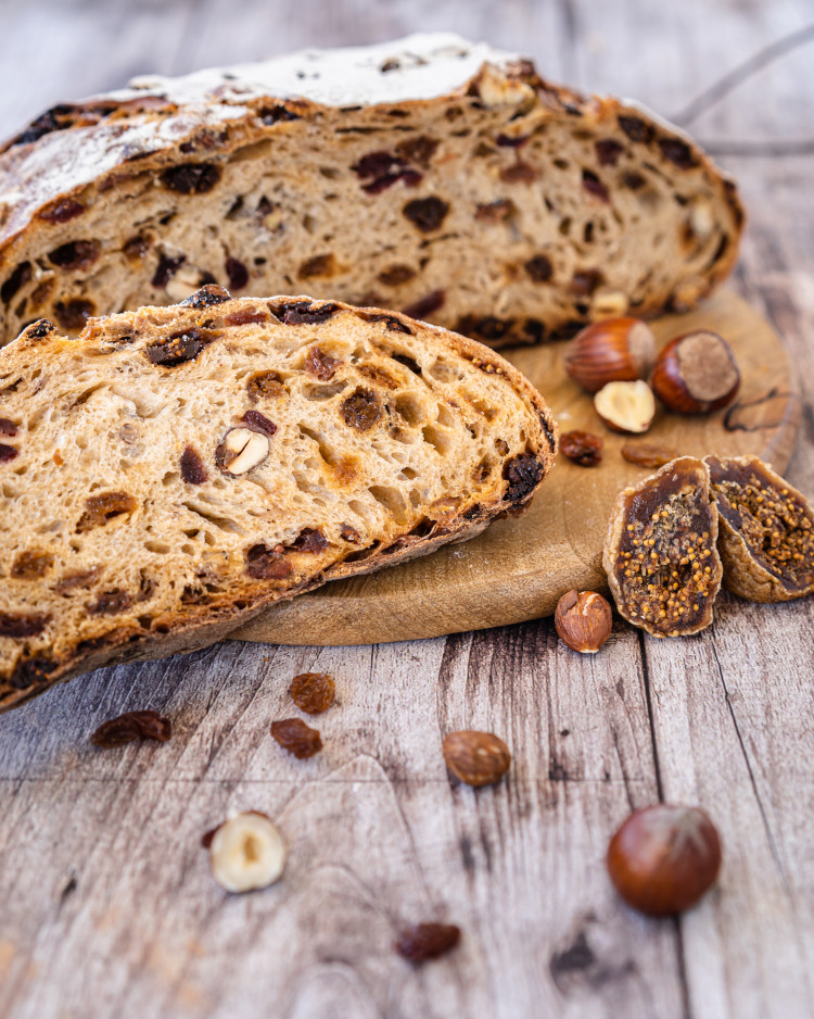 Pain au raisin et noisettes