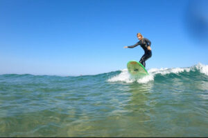 Surfeuse de chez Maia Surf