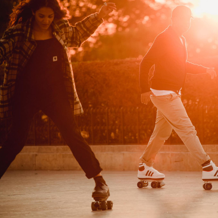 Couple pratiquant le Roller dance avec Maïa Surf