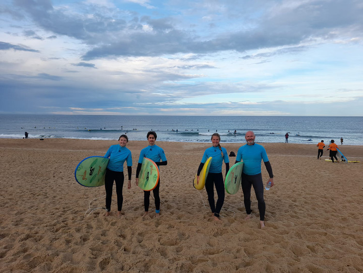 groupe d'apprentis surfeurs