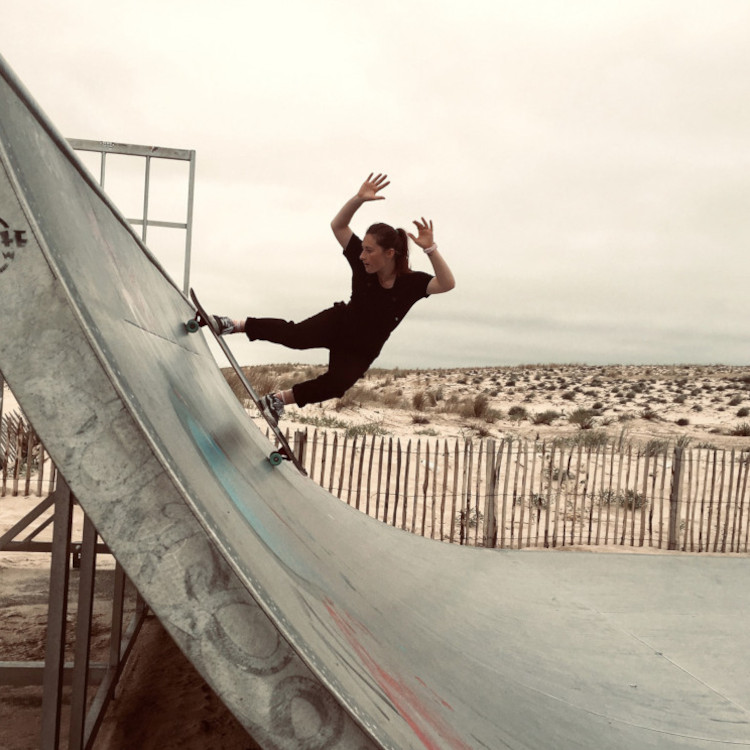 Femme pratiquant le longboard dancing avec Maïa Surf