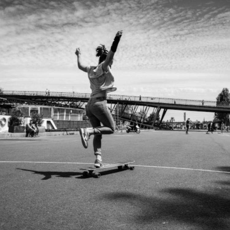 Femme pratiquant le longboard dancing avec Maïa Surf