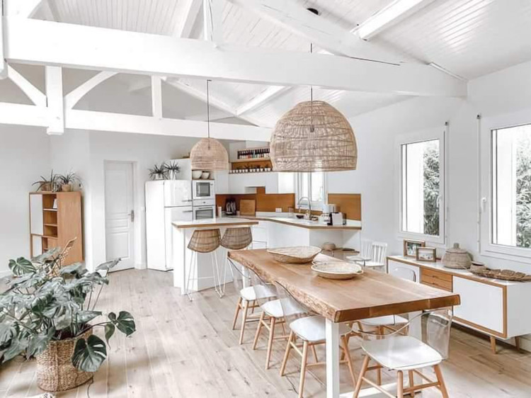 Salle à manger d'une surfhouse à Seignosse