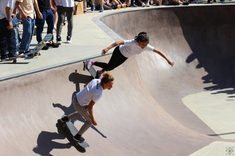 Femmes pratiquant le skateboard avec Maïa Surf