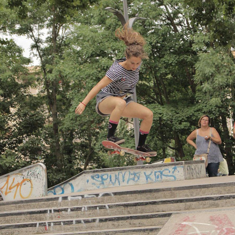 Femme pratiquant le skateboard avec Maïa Surf