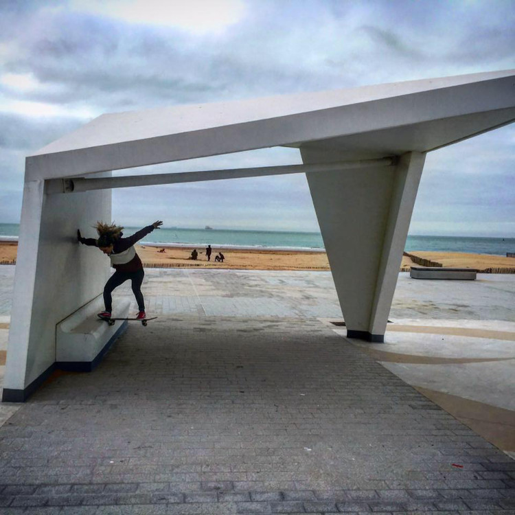 Femme pratiquant le skateboard avec Maïa Surf