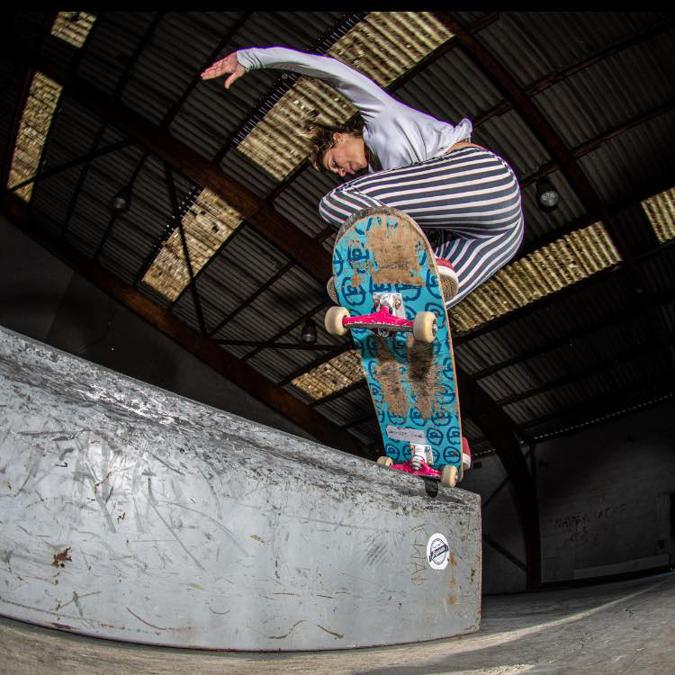 Femme pratiquant le skateboard avec Maïa Surf