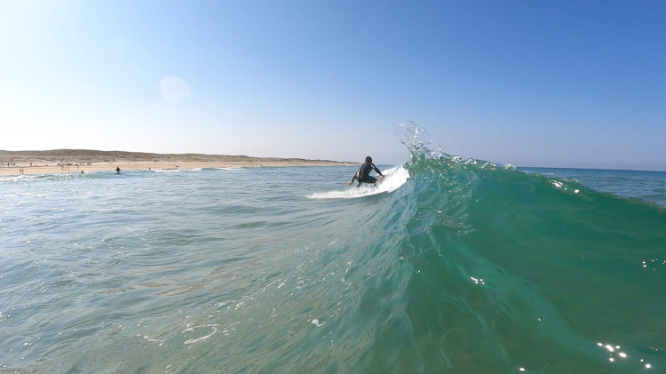 surfeuse de Maïa Surf