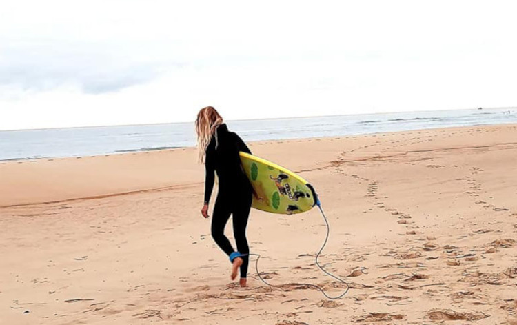 Surfeuse sur la plage