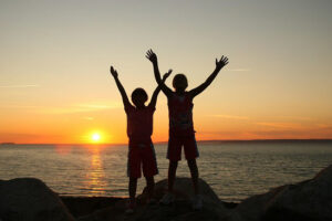 Enfants devant le coucher du soleil