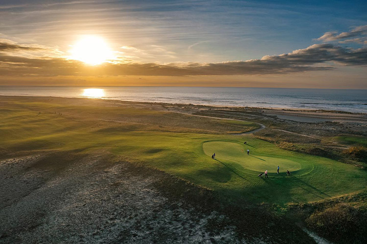 Golf de Moliets dans les Landes au coucher du soleil