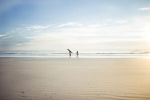 Surfeurs sur la plage dans les Landes