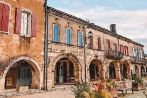 Façades des maisons à Labastide d'Armagnac dans les Landes