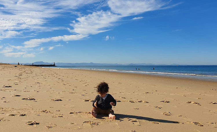 Enfant sur la plage à Hossegor