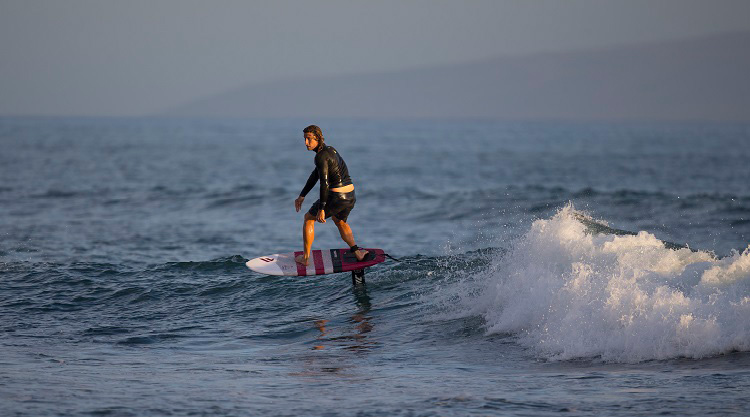 Homme que fait du surf foil dans les Landes