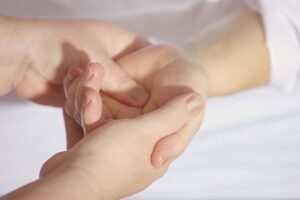 sonia-harmonie-et-bien-etre-massage-metamorphique-metamorphose-prenatotherapie-adulte-mains