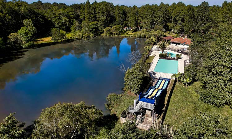 Camping la Comtesse Bélus Landes, avec son emplacement unique en bordure d’un lac de pêche, le camping offre une expérience de vacances au vert inoubliable et deviendra peut-être le lieu de votre prochain investissement.
