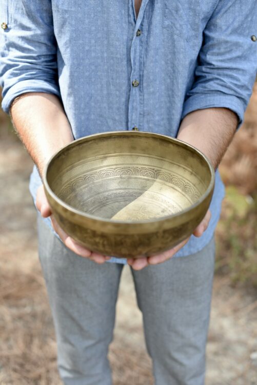 Benjamin Farrugia, hypnothérapeute et sonothérapeute dans les Landes, nous présente un bol tibétain utilisé lors de ses ateliers collectifs. 