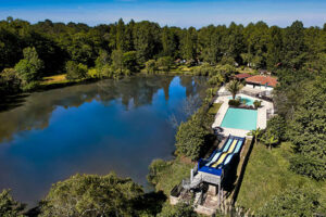 Camping la Comtesse Bélus Landes, avec son emplacement unique en bordure d’un lac de pêche, le camping offre une expérience de vacances au vert inoubliable et deviendra peut-être le lieu de votre prochain investissement.