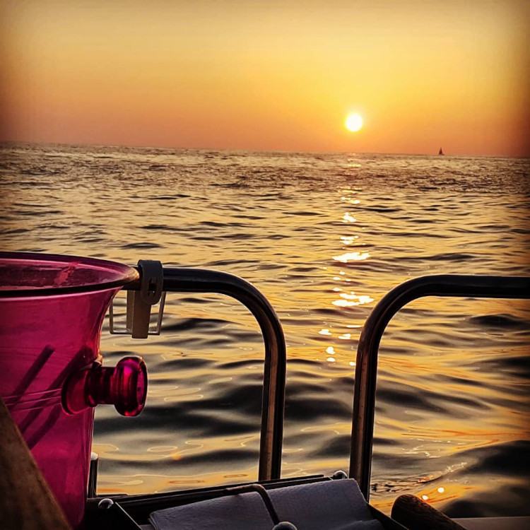 Apéritif au soleil couchant sur un bateau XCAT