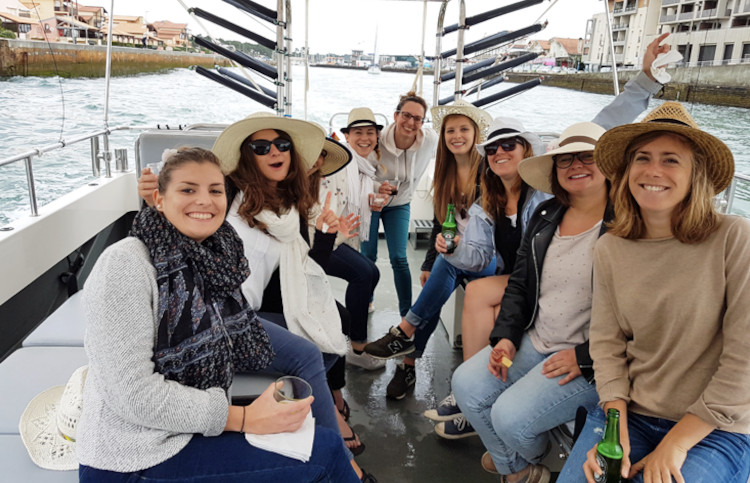 Privatisation du bateau XCAT par un groupe de jeunes filles